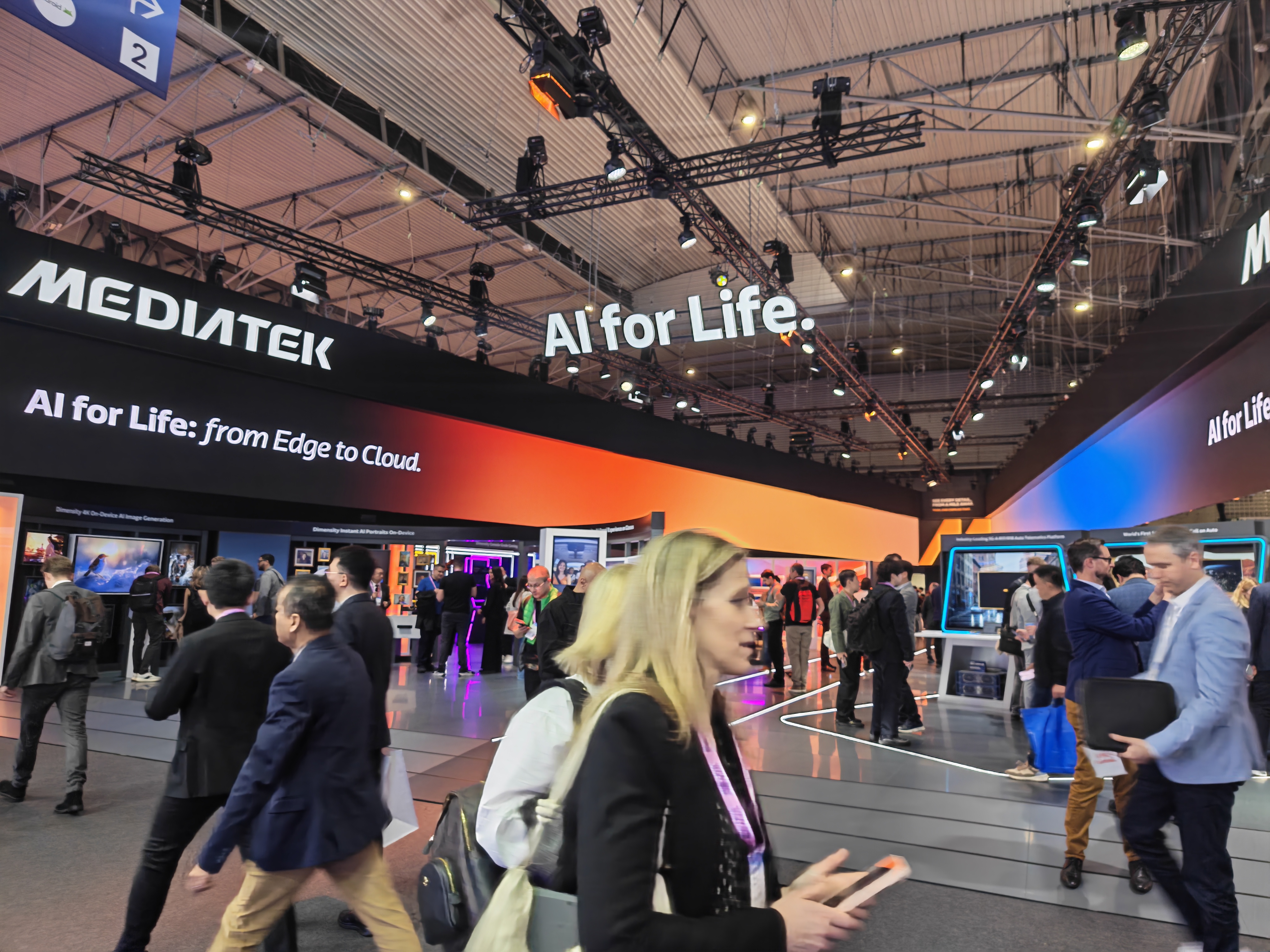 6G+Wi‑Fi 8 + 车载卫星通信，联发科在 MWC 亮出全部底牌