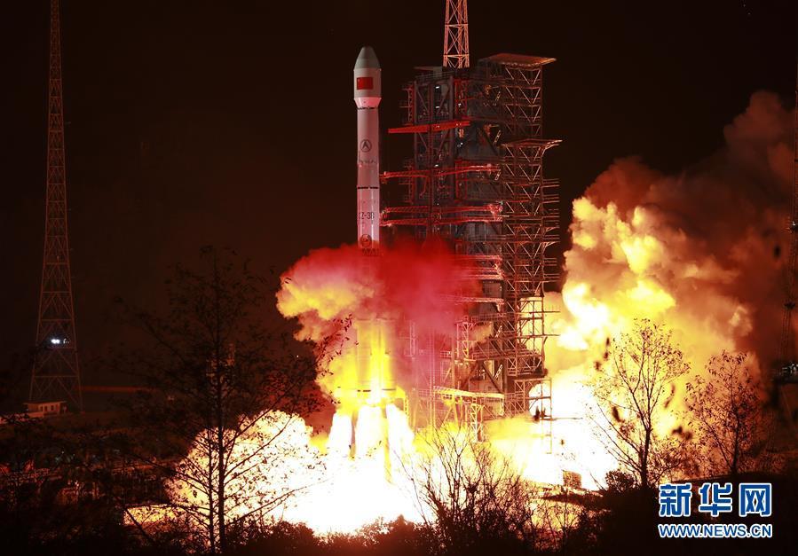 中国成功发射最新研制的通信广播卫星“中星2D”
