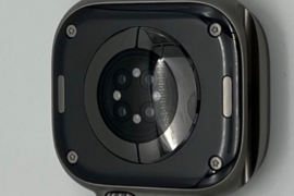 一块配备黑色陶瓷表背和塑料操作按钮的Apple Watch Ultra原型机意外现身