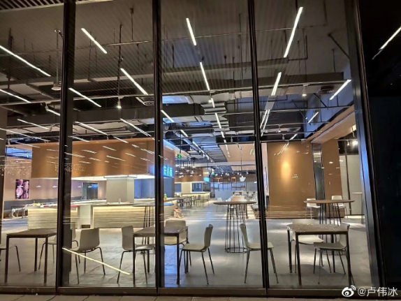 像北漂,首先是银谷大厦,接着是卷石大厦,宏源大厦,再搬到五彩城大厦