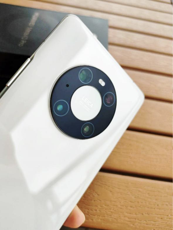 华为mate40 pro采用创新打造的"星环"设计,后置镜头系统视觉上中心留