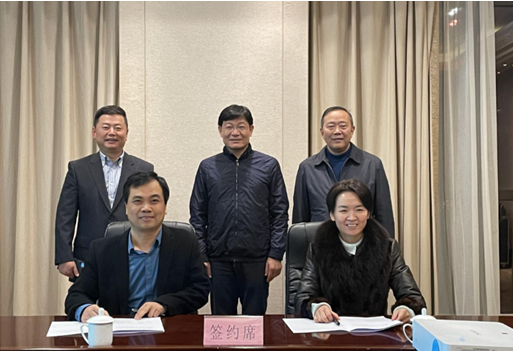 铜陵经开区党工委书记黄化锋,以及项目引荐方铜陵耐科科技董事长