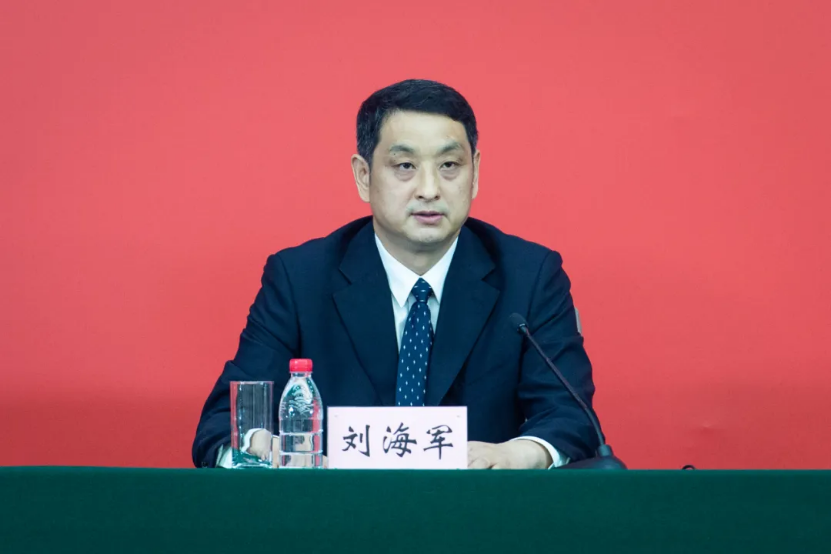 湖北省经信厅党组书记,厅长刘海军在回答记者提问时表示,深入实施制造