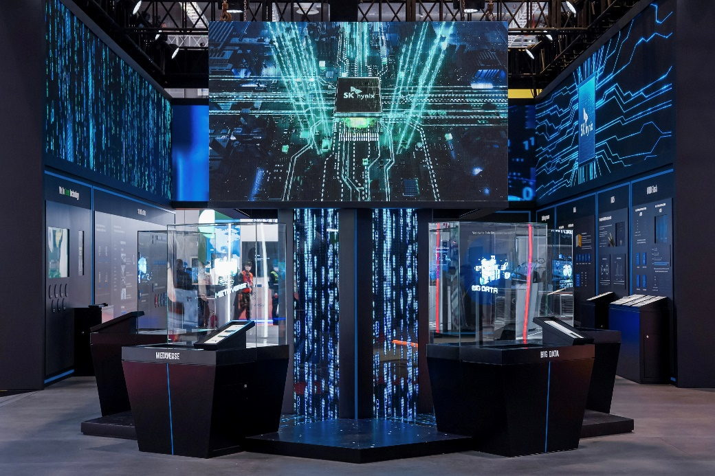 我们能看到充满科技感的"memory centric universe"五边形展台,向我们