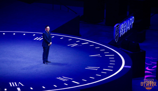 谈到创新难题,罗振宇回忆道,今年,华为,一个全年7000多亿销售额,1万 